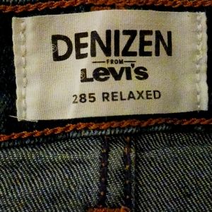 Men's Levi's jeans. Relaxed fit. Men's size 40 waist 32 length. Blue jeans.